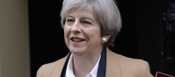 Mayová neplánuje odstúpiť z postu premiérky, chce riešiť brexit a postavenie krajiny vo svete