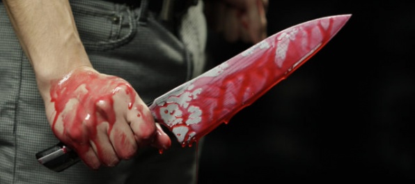 Muž bodol svoju ženu do chrbta, následne seba do brucha