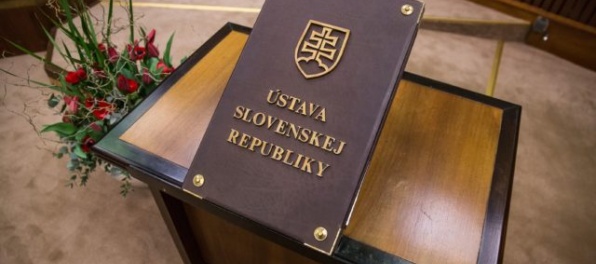Slovenská ústava slávi svoje 25. výročie, jej prvopis je vyhotovený na ručne robenom papieri