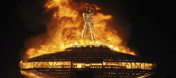 Muž vbehol do plameňov na festivale Burning Man, ťažkým zraneniam podľahol