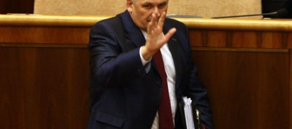Ministra Richtera budú v parlamente odvolávať vo štvrtok, podľa opozície je nekompetentný