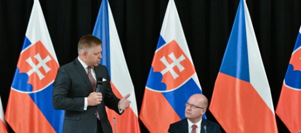 Foto: Slovenská a česká vláda zasadali v Ledniciach, Fico hovoril so Sobotkom o V4 aj jadre EÚ