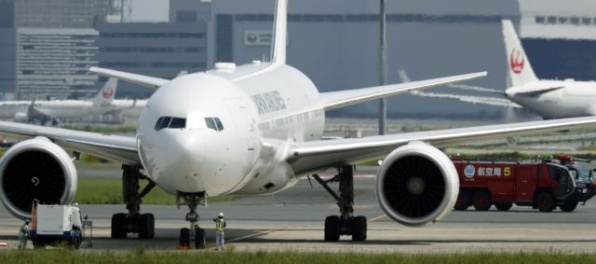 Video: Vták v motore zapríčinil núdzové pristátie Boeingu 777, z motora šľahali plamene