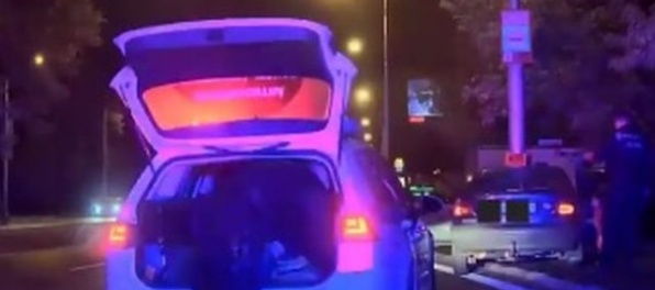 Video: Naháňačka s policajtmi v Bratislave sa skončila nehodou, muž mal v aute malé deti
