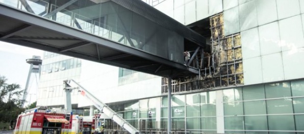 Video: V nákupnom centre Aupark vypukol požiar, zasahovali hasiči