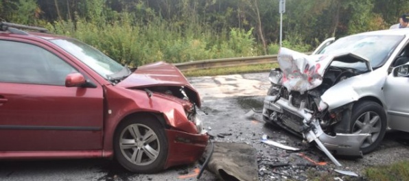 Mladík riskantne predbiehal kolónu áut, čelnú zrážku s Octaviou neprežil