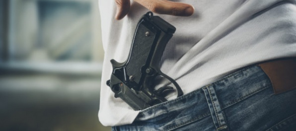 Ozbrojený muž z Pukanca sa v škole pred očami detí vyhrážal zabitím žene a synovi