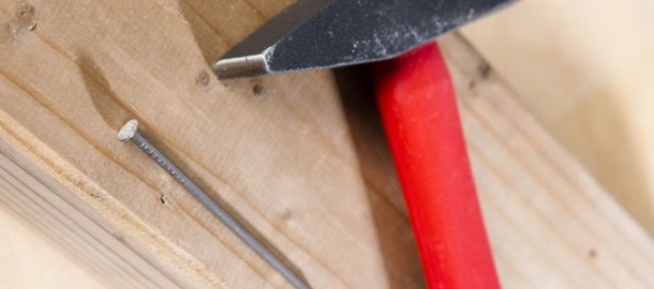 Mladý lupič brutálne napadol dôchodkyňu v jej dome, kladivom ju udieral do hlavy a tváre