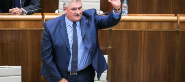 Online: Minister Richter prežil aj druhé odvolávanie, SNS sa zdržala hlasovania (aktualizované)