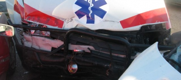 V Bratislave sa zrazila sanitka s autobusom, na mieste zasahovalo aj 13 hasičov