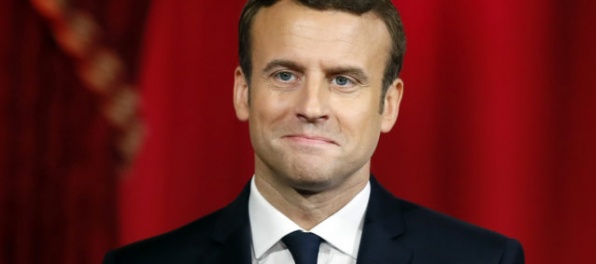 Macron rokuje o gréckej kríze a budúcnosti Európskej únie, stretnutie sprevádzajú výtržnosti