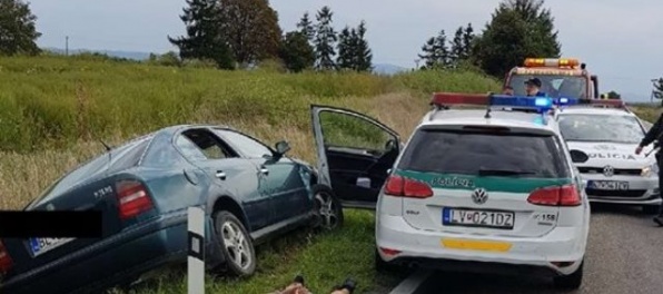 Video: Naháňačka ako z filmu, policajti zadržali hľadané osoby s dieťaťom v aute