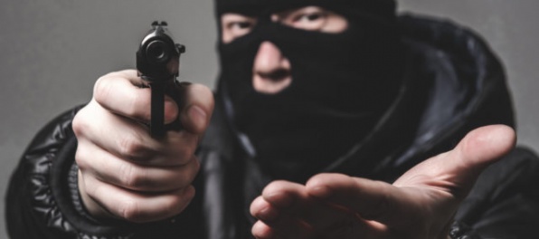 Muž v motorkárskom oblečení prepadol banku