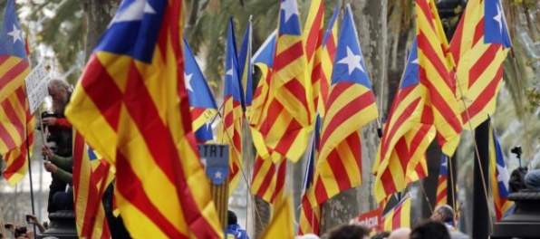Katalánske mestá v otázke referenda ustupujú vláde v Madride