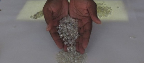 Na letisku v Tanzánii zadržali takmer 30 kilogramov diamantov v hodnote desiatok miliónov eur