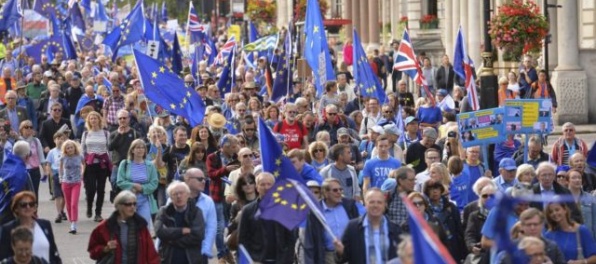 Tisíce ľudí protestovali v Londýne proti brexitu, blíži sa hlasovanie dolnej komory parlamentu