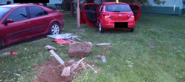 Foto: Osemročného chlapca zrazilo auto, hlavou narazil na čelné sklo a spadol na cestu