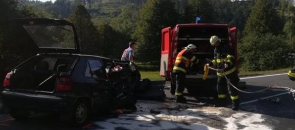 Foto: Vodič dodávky prešiel do protismeru, čelnú zrážku neprežil manželský pár (aktualizované)