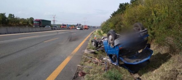 Foto: Diaľnicu D1 v smere do Bratislavy museli pre vážne nehody čiastočne uzavrieť (aktualizované)