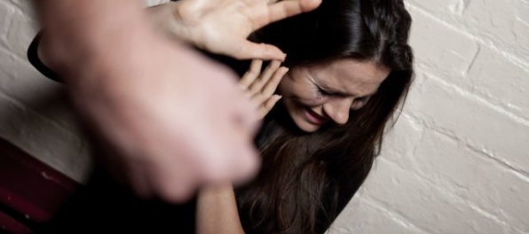 Po paneláku pobehoval iba v tričku a s nožom v ruke, sexuálne obťažoval ženu