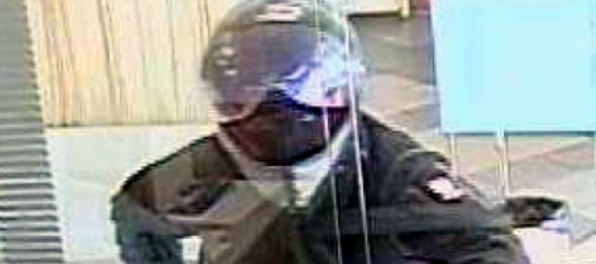 Foto: Polícia pátra po motorkárovi, ktorý prepadol banku v Ružinove