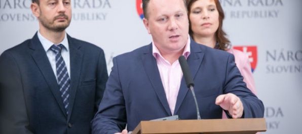 Parlament neschválil viacero návrhov opozície, nebudú ani príplatky za prácu cez víkend