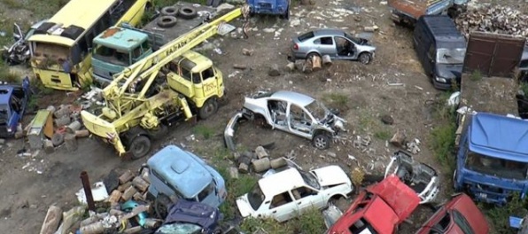 Video: Policajti zasahovali na nelegálnom vrakovisku v Kláštore pod Znievom