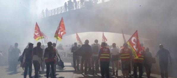 Protesty proti novele zákonníka práce sa skončili výtržnosťami, polícia použila slzný plyn