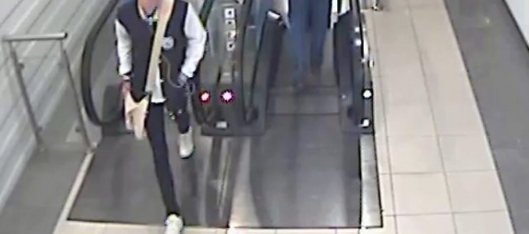 Malého chlapca sotil do trolejbusu a spôsobil mu ťažké zranenia. Polícia pátra po páchateľovi