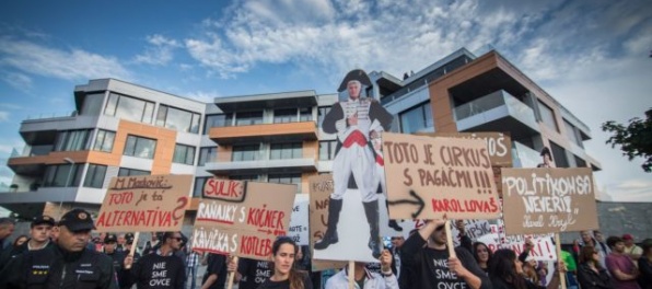 Fico očakáva, že sa protesty OĽaNO presunú z Bonaparte pred Prezidentský palác