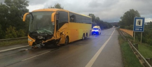 Aktualizované: Na ceste I/66 sa zrazil autobus s autom, zahynul mladý pár a dve deti