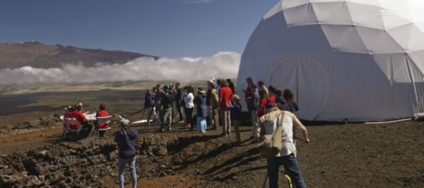 Skončila sa simulovaná misia na Mars, šesť ľudí po ôsmich mesiacoch opustilo pokusné zariadenie