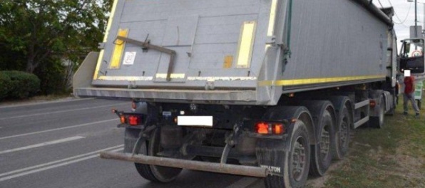 Foto: Polícia hľadá svedkov nehody, nákladné auto zrazilo cyklistu