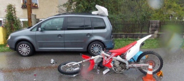 Foto: Mladý motorkár neprežil náraz do zaparkovaného auta