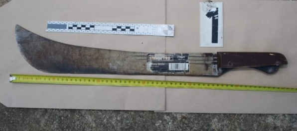 Dávid zaútočil mačetou na svojho brata, rozbil aj dva televízory