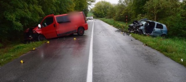 Foto: Vodič dodávky prešiel do protismeru, čelnú zrážku neprežila 58-ročná žena
