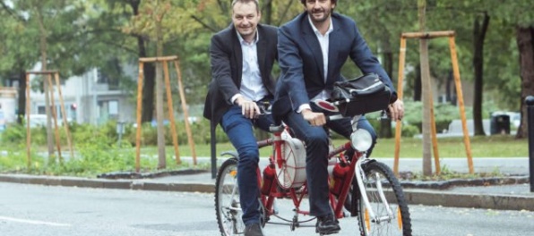 Foto: Kaliňák prišiel na rokovanie vlády tandemovým bicyklom, Richter na „lenivom“ elektrobicykli