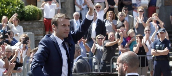 Macron podpísal dekréty o reforme trhu práce, odborári organizujú sériu protestov