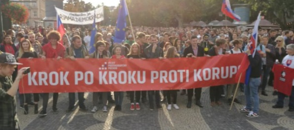 Aktualizované: Kaliňák odstúpiť, skutok sa deje aj Gašpar preč. Kričali tisíce ľudí na 3. protikorupčnom pochode