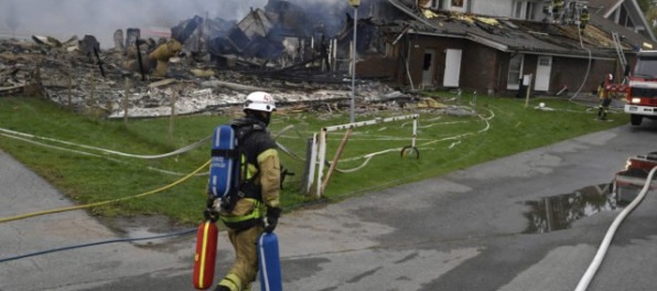 Vo Švédsku bojujú s požiarom mešity, v minulosti ju využívali Svedkovia Jehovovi