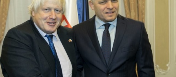 Premiér Fico sa stretol s britským ministrom Johnsonom, rokovali o Slovákoch žijúcich v Británii