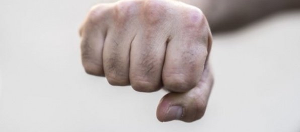 Rodinná hádka sa skončila zlomenou lebkou, strýka udrel pätnásťročný synovec