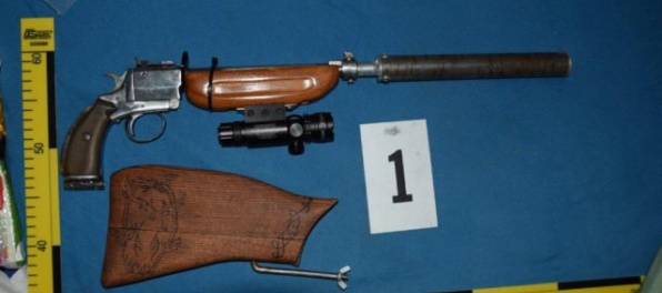 Polícia našla u Milana zakázané strelné zbrane, hrozí mu až osem rokov väzenia