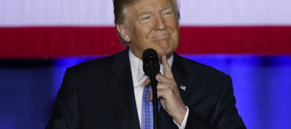 Trump predstavil návrh redukcie daní, podľa výboru sa americký verejný dlh zvýši o bilióny dolárov