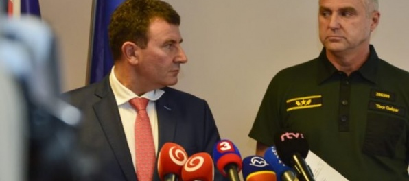 Polícia odhalila prípad korupcie medzi colníkmi, od vodičov neoprávnene vyberali pokuty