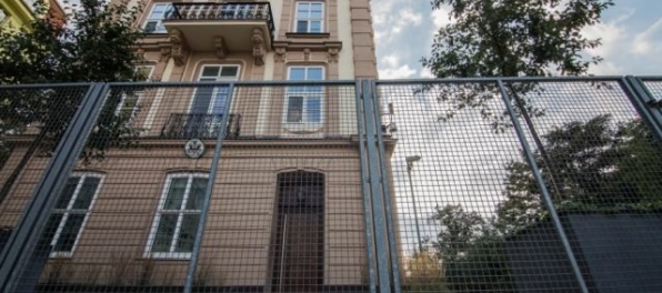 Bratislavskí poslanci neschválili nájom pozemkov pred ambasádou USA, plot napriek tomu nezmizne