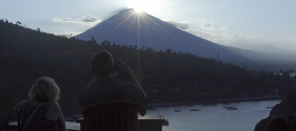 Video: Sopka Agung na indonézskom Bali neutícha, úrady pokračujú v evakuácii