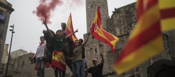 Katalánci protestovali proti referendu, vyzvali Puigdemonta k odstúpeniu