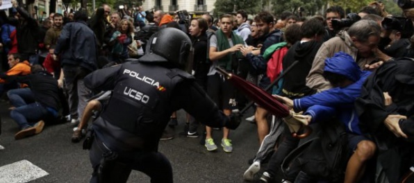 Aktualizované: Katalánske referendum si vyžiadalo prvé potýčky, polícia použila štíty aj pelendreky