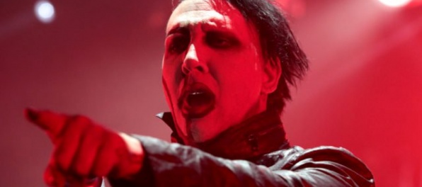 Marilyn Manson zrušil pre zranenia deväť koncertov, spadla na neho rekvizita